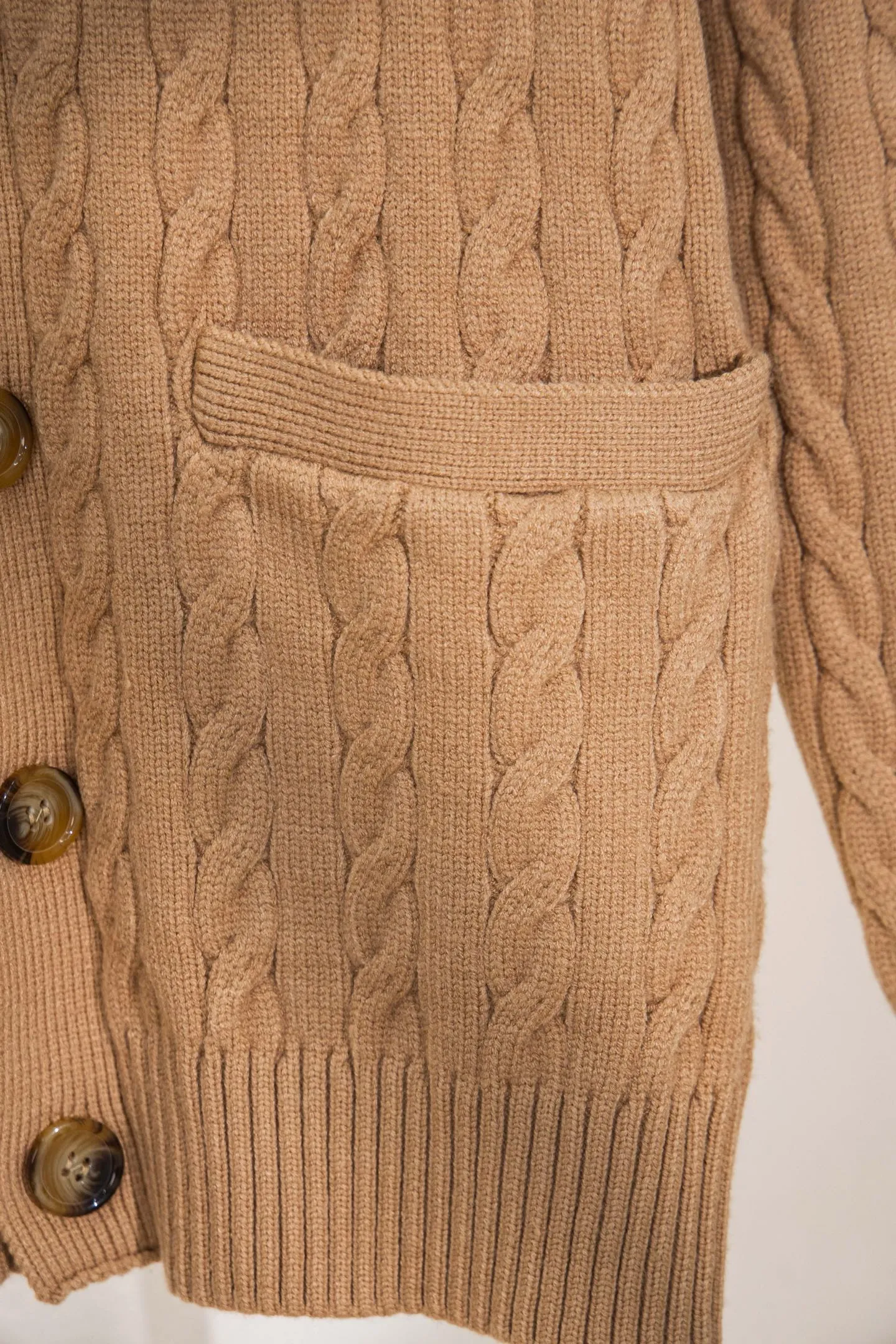 P210 model number: Y198 Ralph Lauren men's cardigan jacket men's hemp flower cardigan. The version is really good-looking. It can be worn alone or as a jacket to be worn inside or outside. The upper body shows personal fashion charm. Four colors are available. Same style for men and women. A must-see item for new summer products. Hang tag. Hanging beads. Washable packaging bag. Full set of accessories. Very good appearance. Super exquisite workmanship. Size: S-XL
